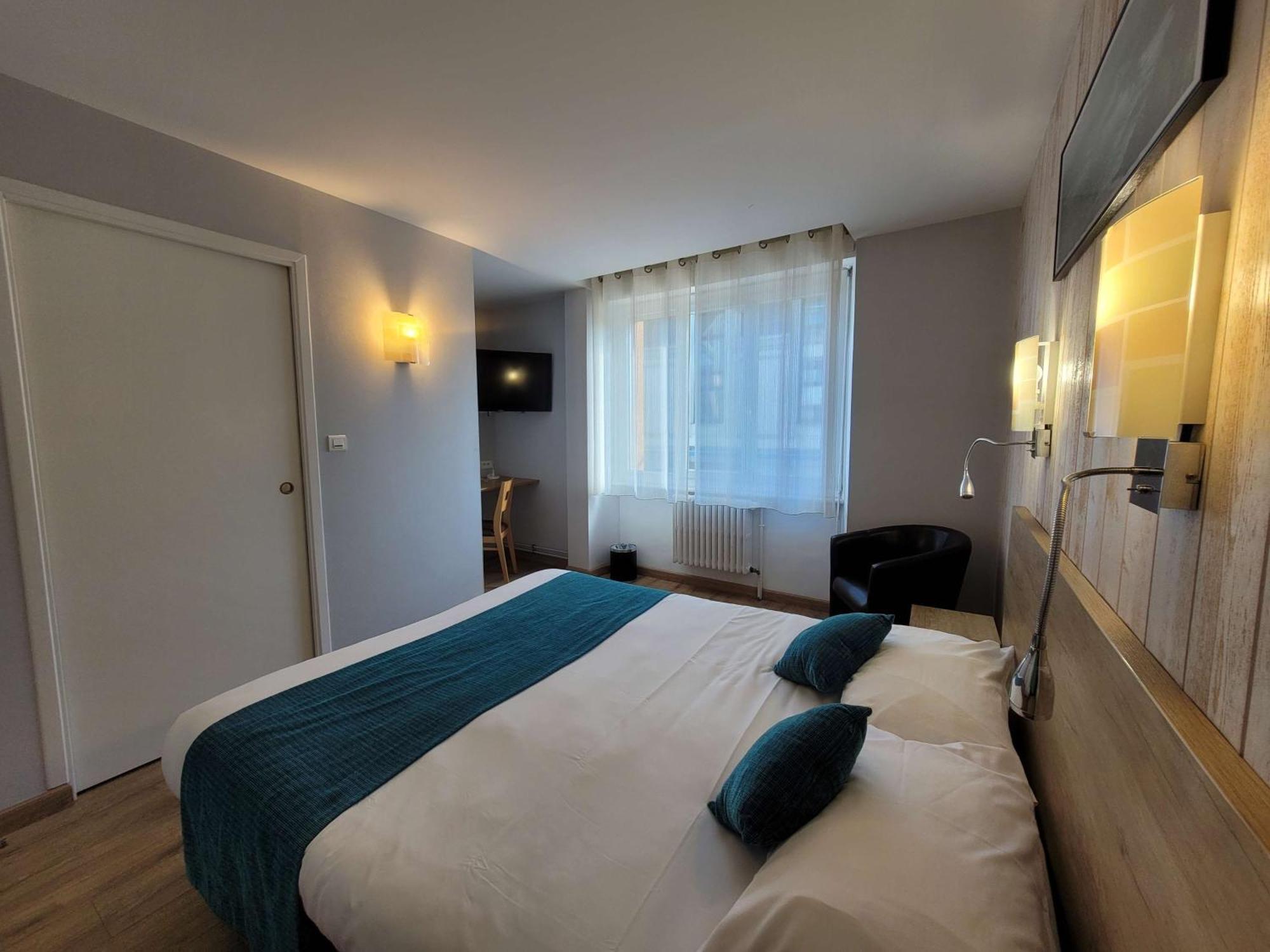 Brit Hotel Des Halles Concarneau Esterno foto