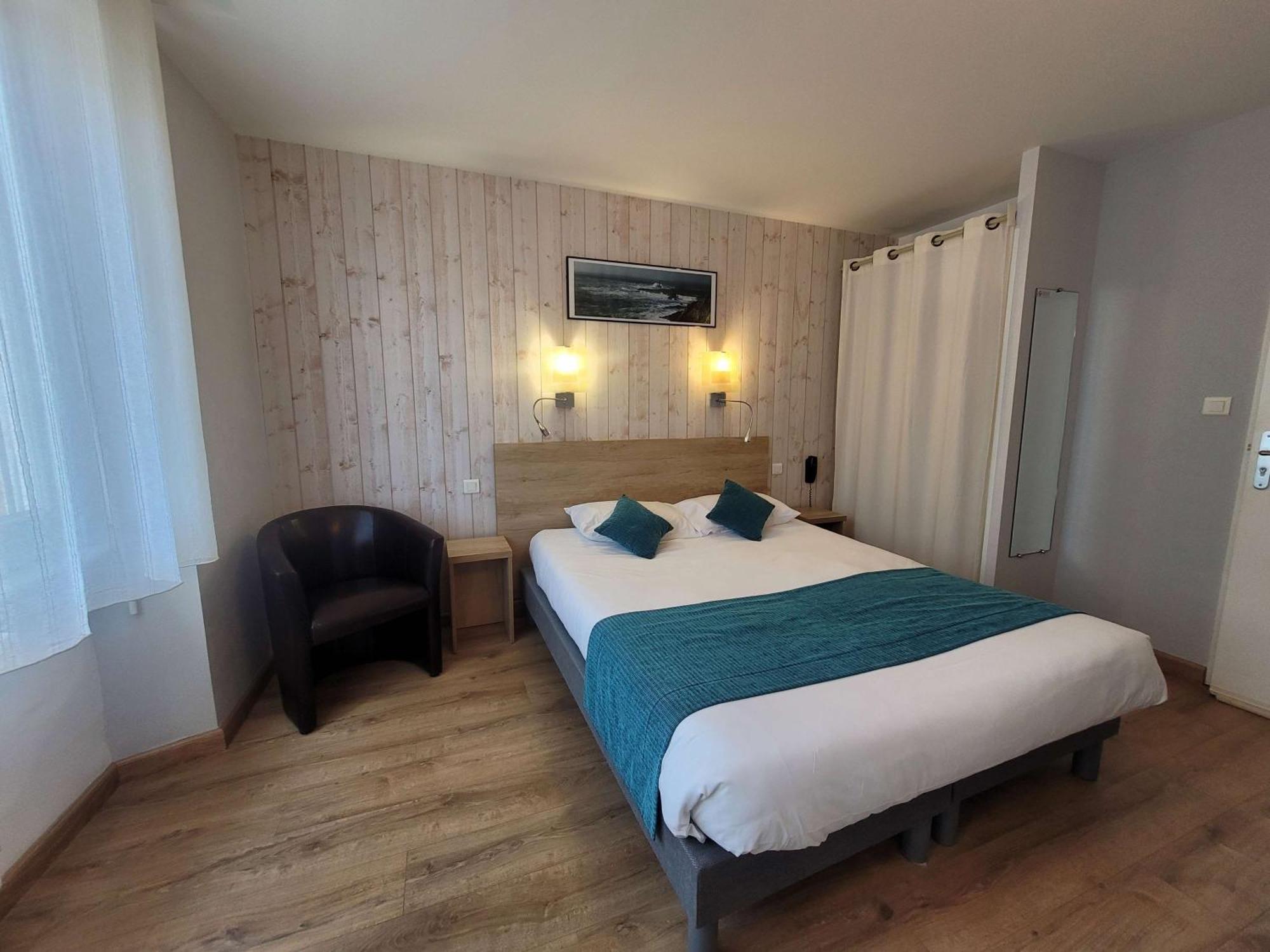 Brit Hotel Des Halles Concarneau Esterno foto