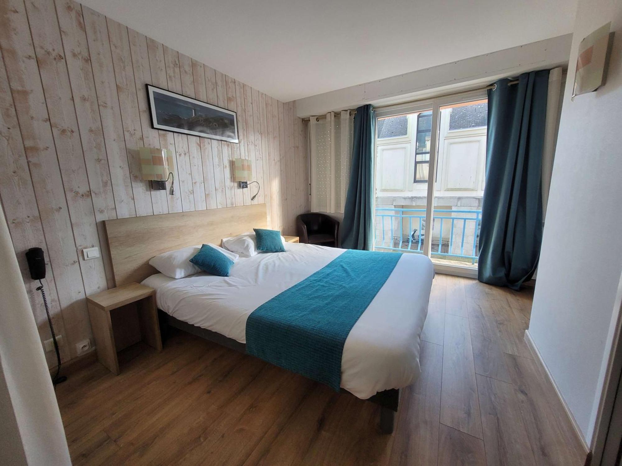 Brit Hotel Des Halles Concarneau Esterno foto