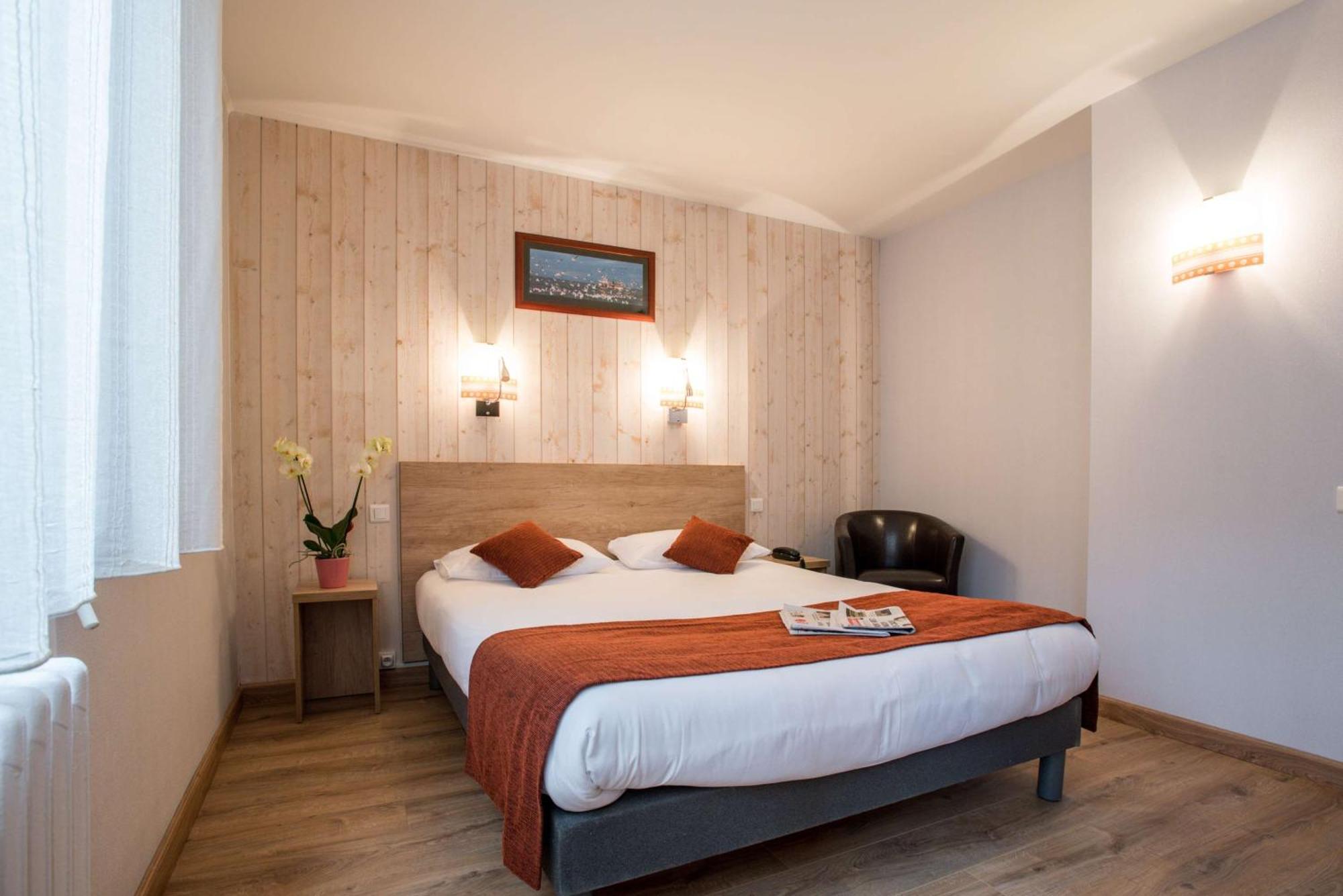 Brit Hotel Des Halles Concarneau Esterno foto