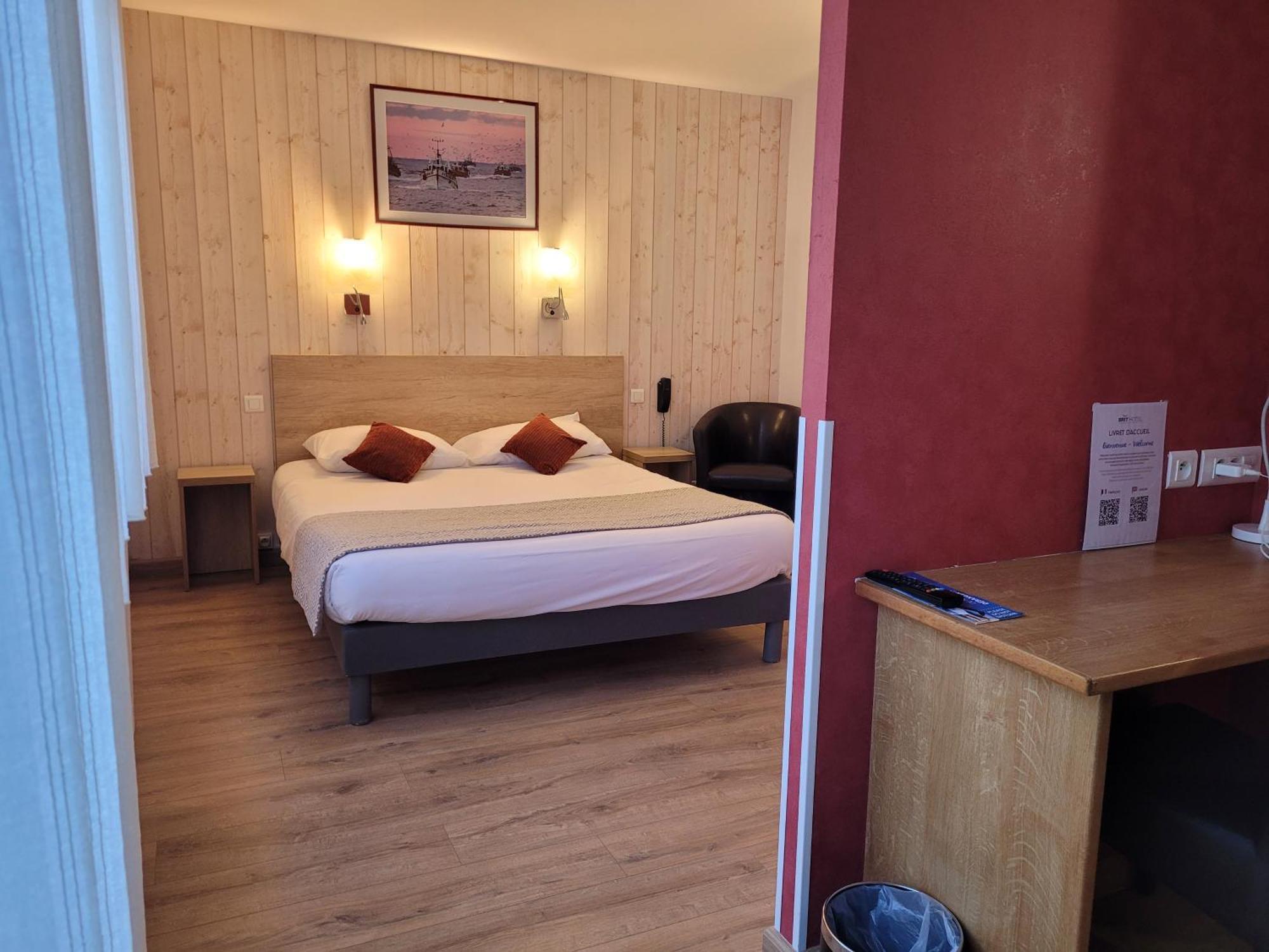 Brit Hotel Des Halles Concarneau Esterno foto