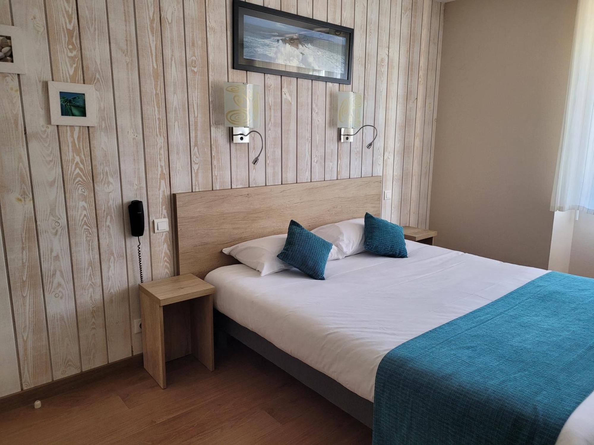Brit Hotel Des Halles Concarneau Esterno foto