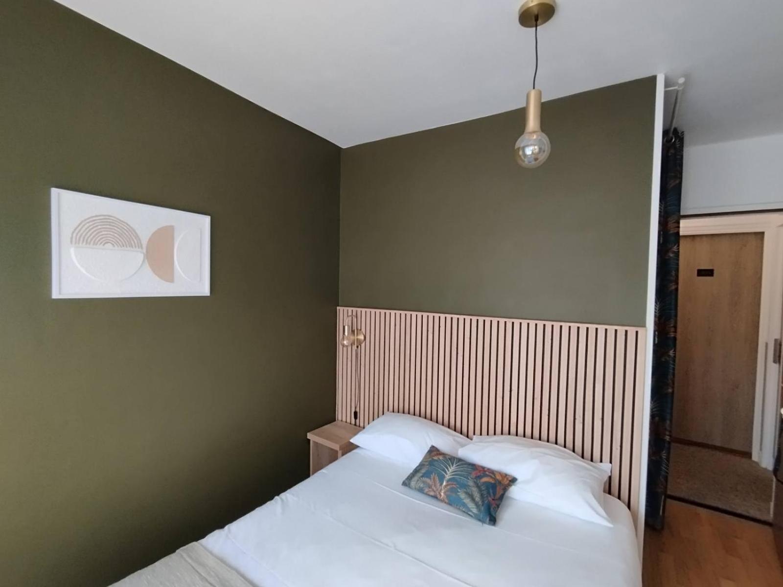 Brit Hotel Des Halles Concarneau Esterno foto