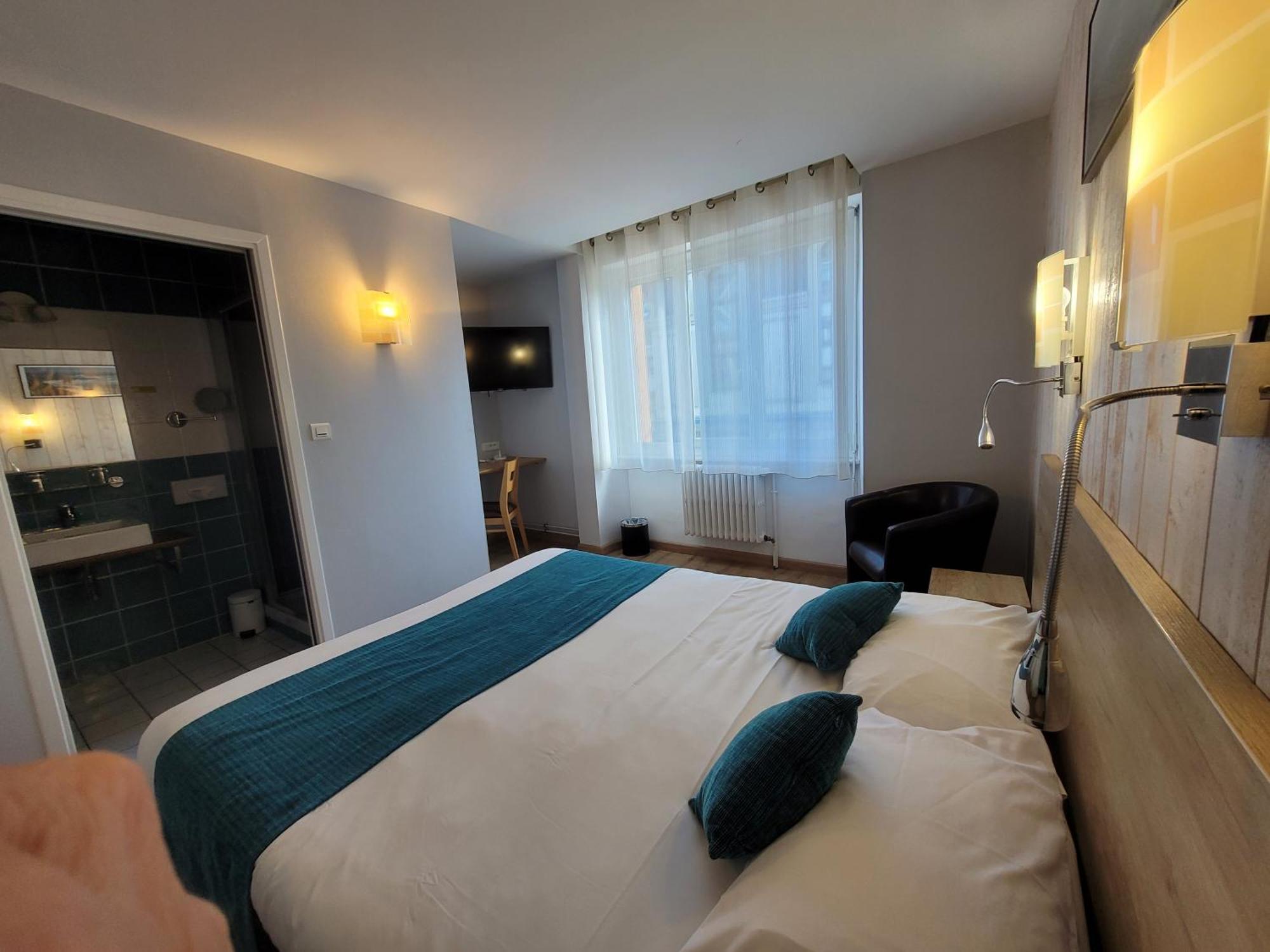 Brit Hotel Des Halles Concarneau Esterno foto