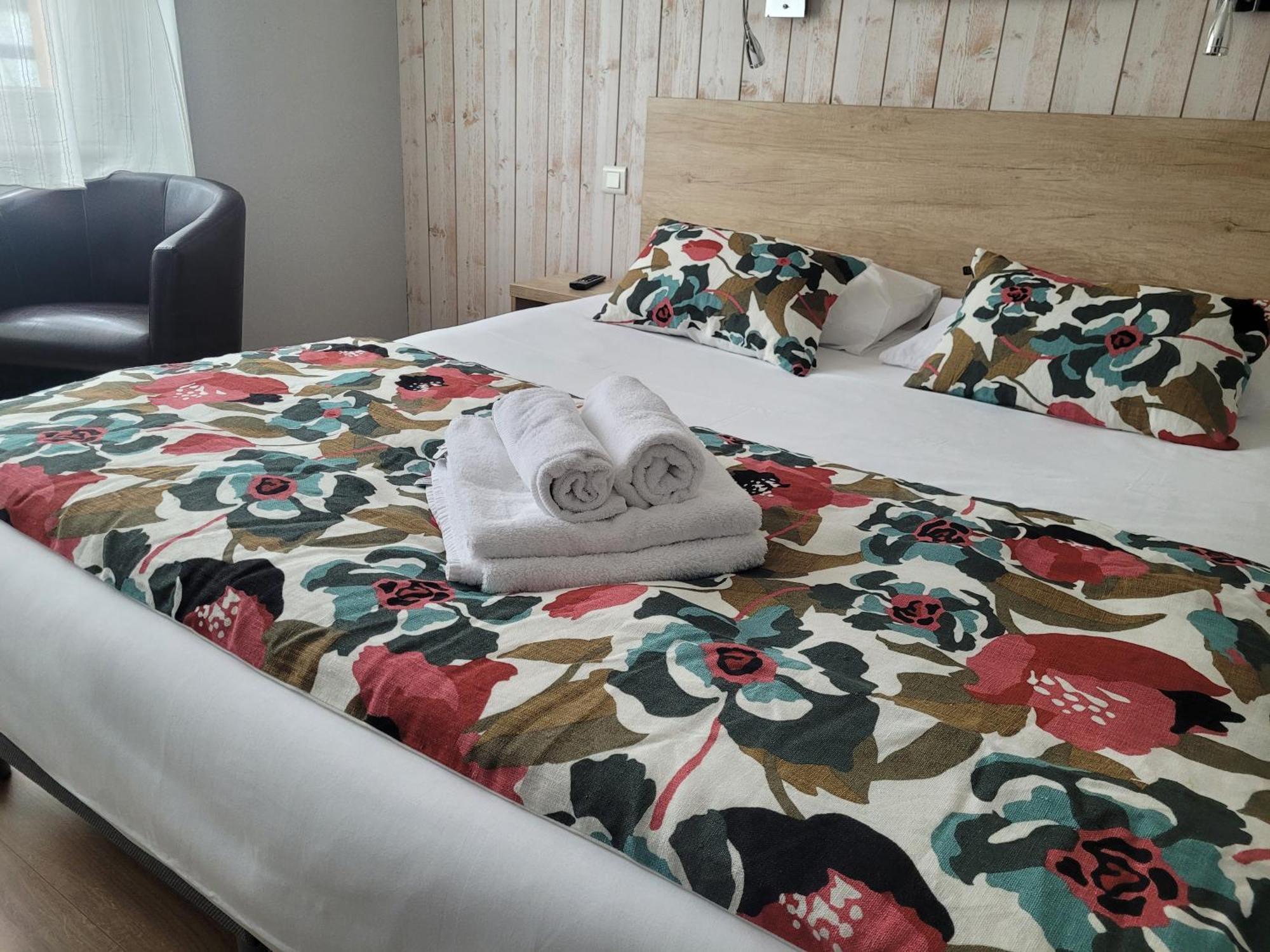 Brit Hotel Des Halles Concarneau Esterno foto
