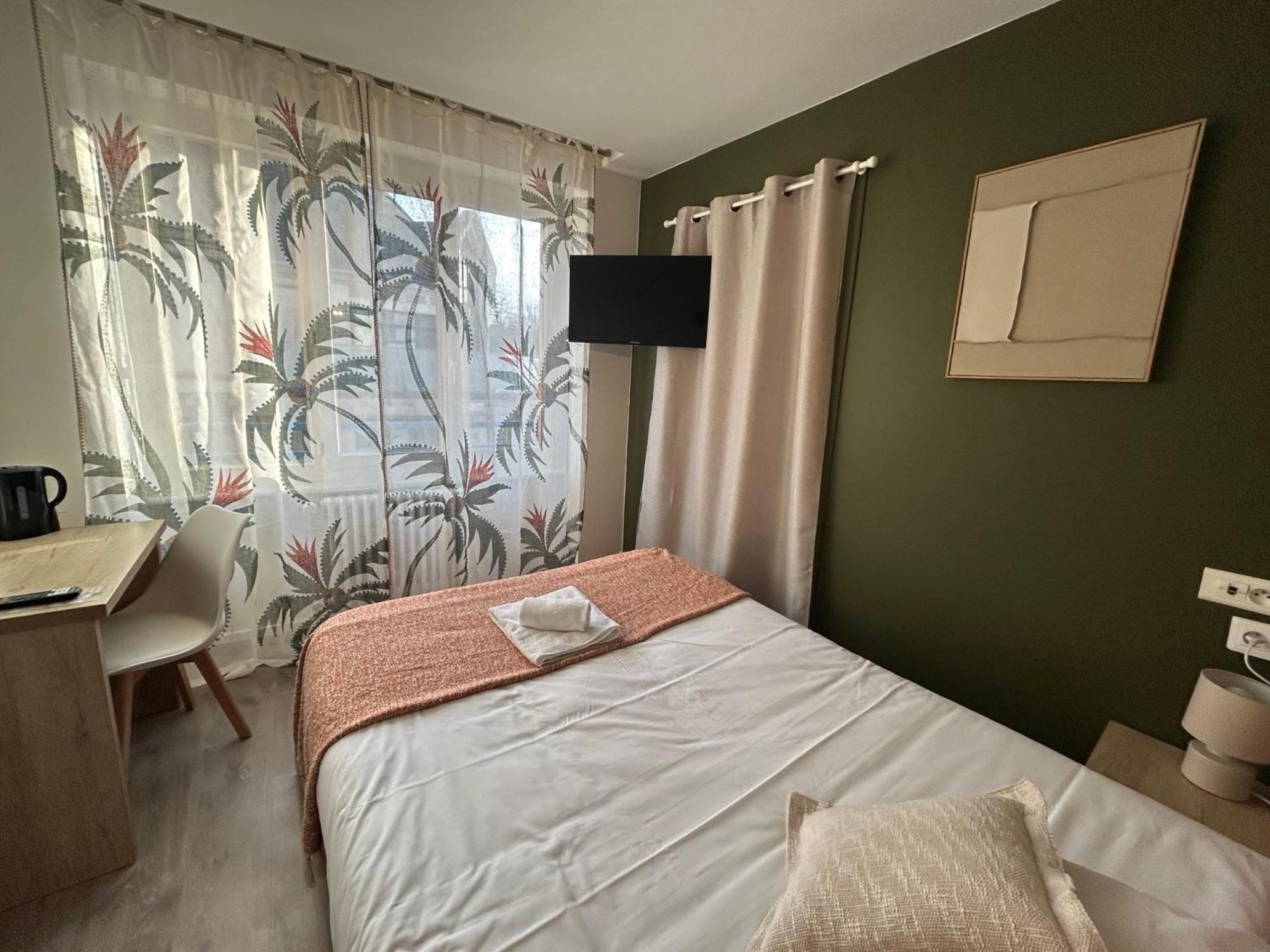 Brit Hotel Des Halles Concarneau Esterno foto