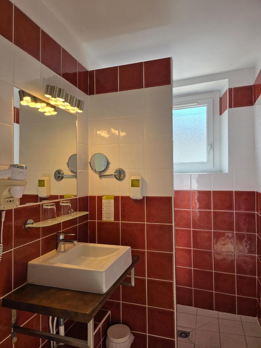 Brit Hotel Des Halles Concarneau Esterno foto