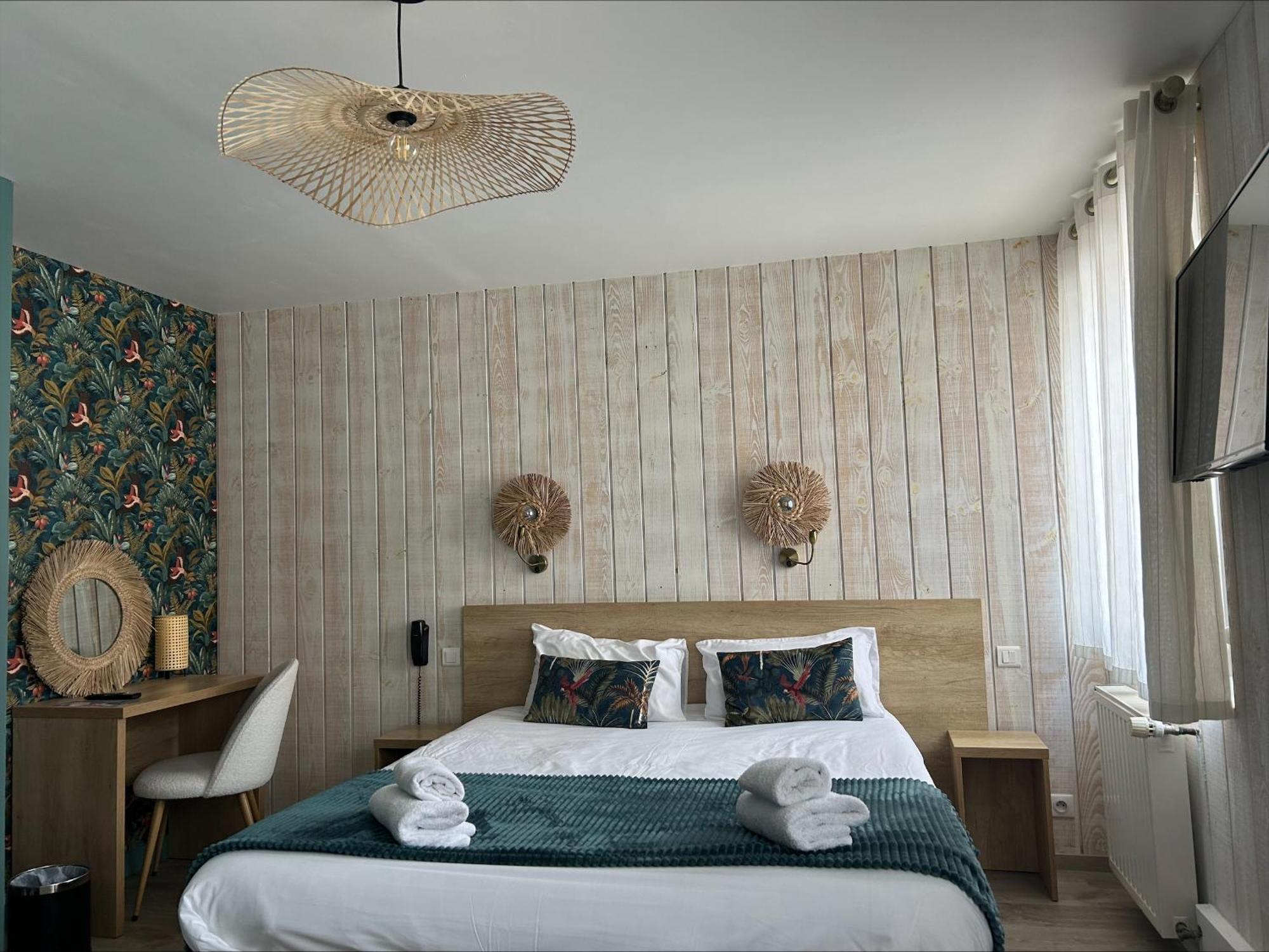 Brit Hotel Des Halles Concarneau Esterno foto