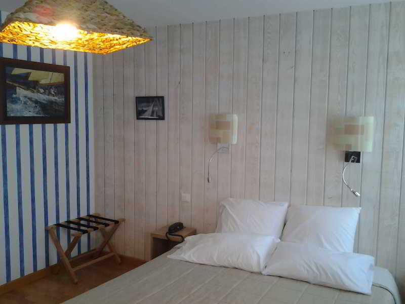 Brit Hotel Des Halles Concarneau Esterno foto