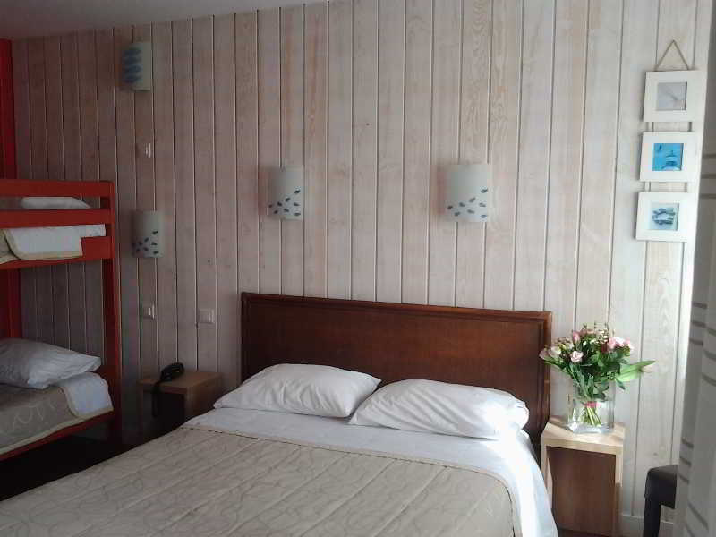 Brit Hotel Des Halles Concarneau Esterno foto